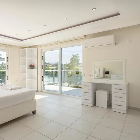 Four Seasons 8 Villa *